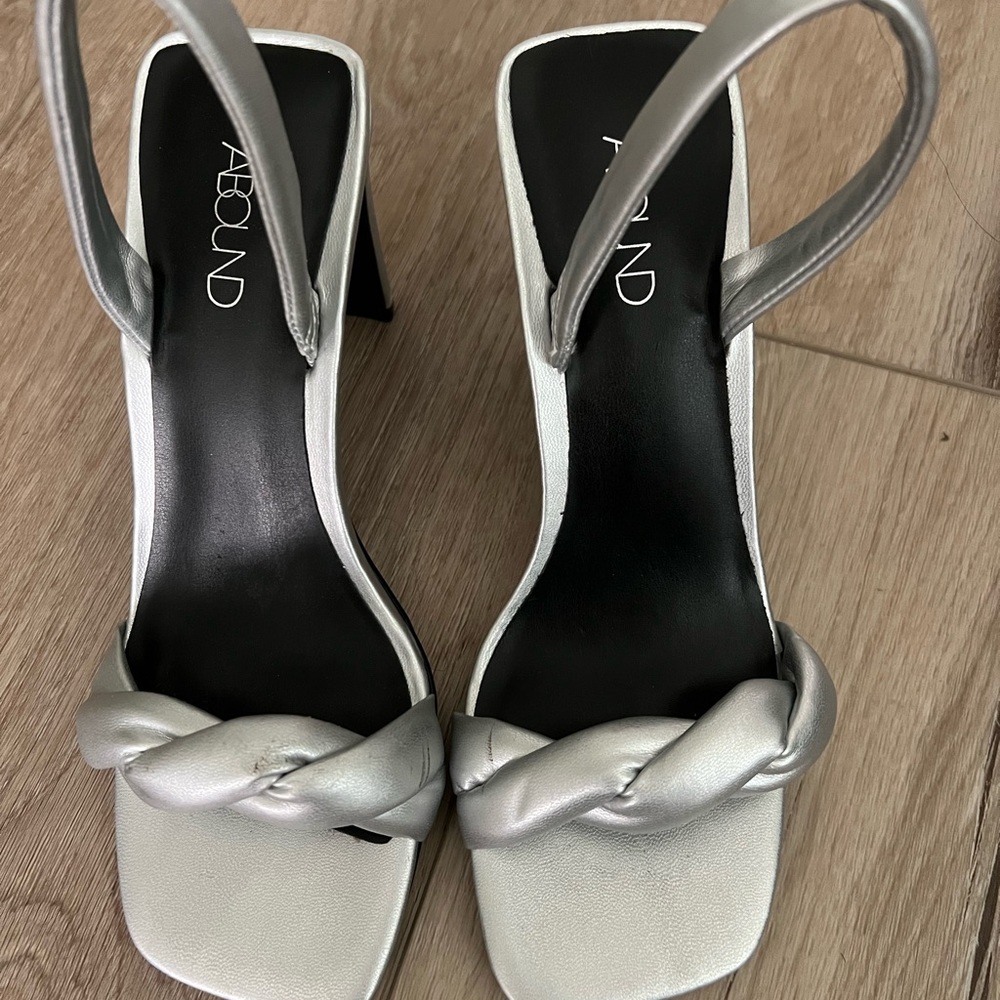 Abound slingback sandal in sliver size 6/36